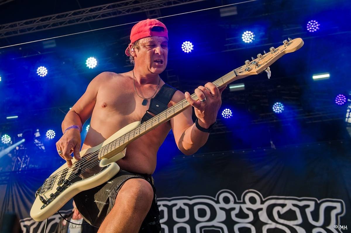 Silná sobota na Pekelném ostrově. Své show rozjeli Pretty Maids, Rybičky 48, Alkehol, Divokej Bill i Krucipüsk