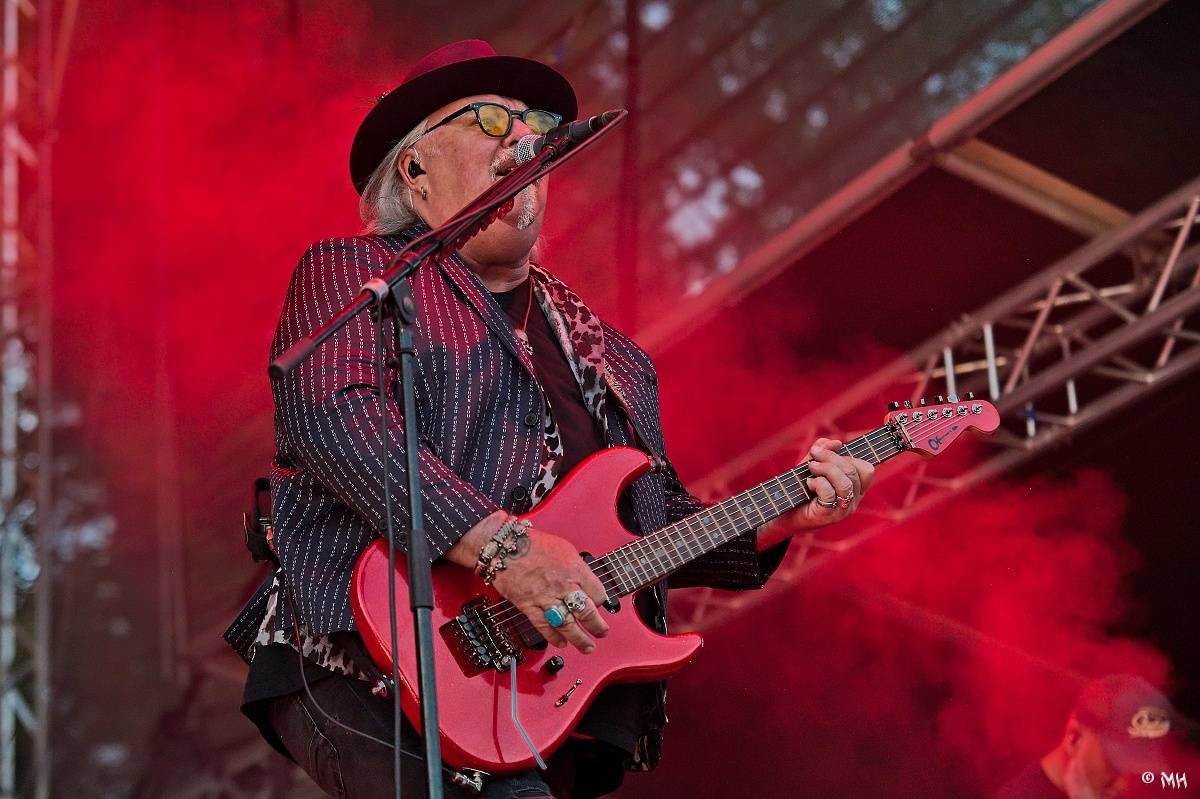 Silná sobota na Pekelném ostrově. Své show rozjeli Pretty Maids, Rybičky 48, Alkehol, Divokej Bill i Krucipüsk