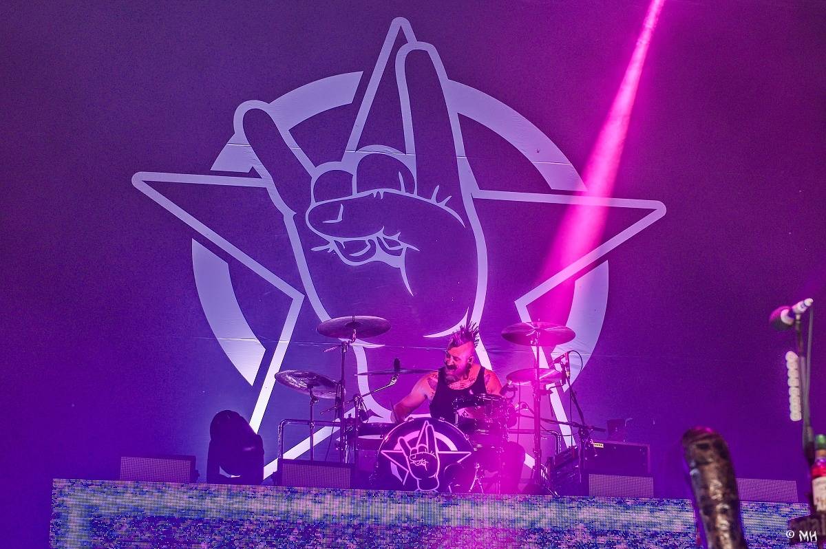 Silná sobota na Pekelném ostrově. Své show rozjeli Pretty Maids, Rybičky 48, Alkehol, Divokej Bill i Krucipüsk