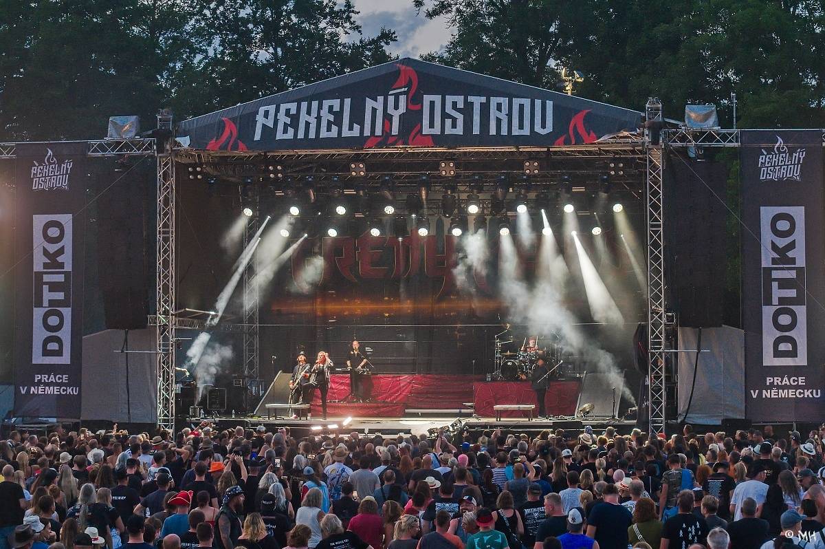 Silná sobota na Pekelném ostrově. Své show rozjeli Pretty Maids, Rybičky 48, Alkehol, Divokej Bill i Krucipüsk