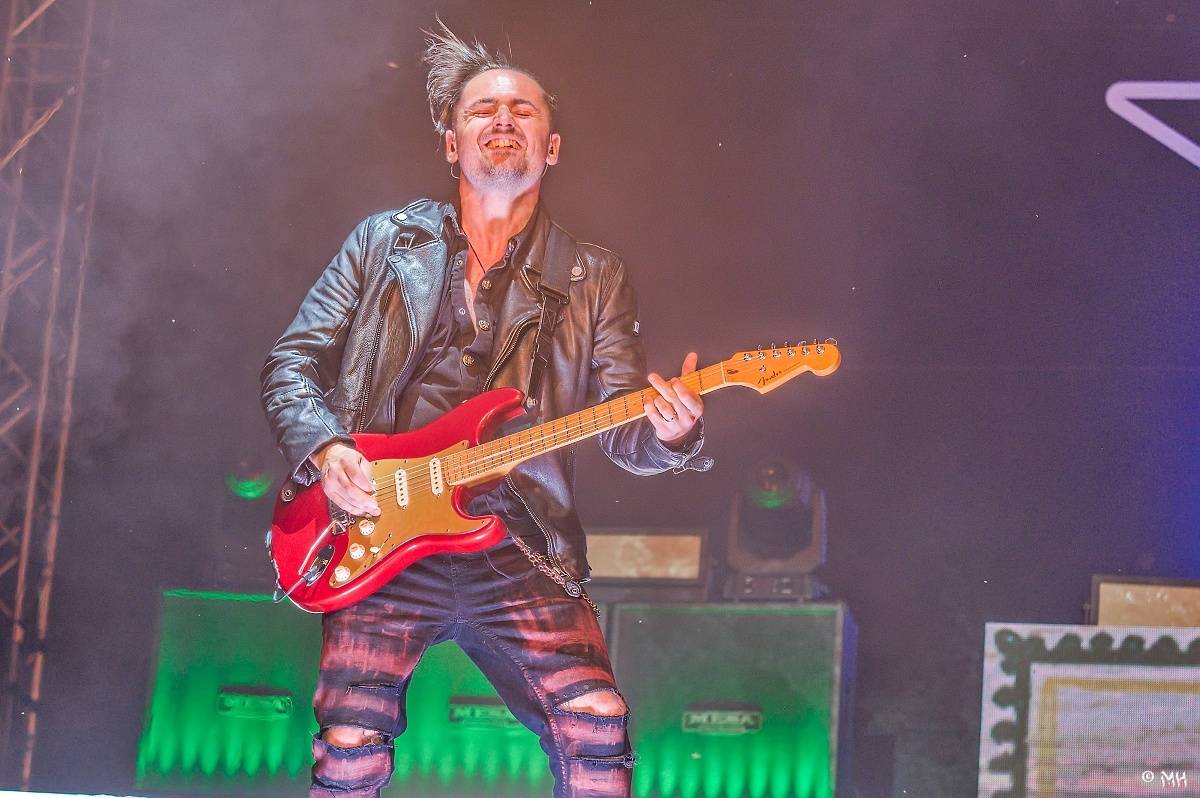 Silná sobota na Pekelném ostrově. Své show rozjeli Pretty Maids, Rybičky 48, Alkehol, Divokej Bill i Krucipüsk