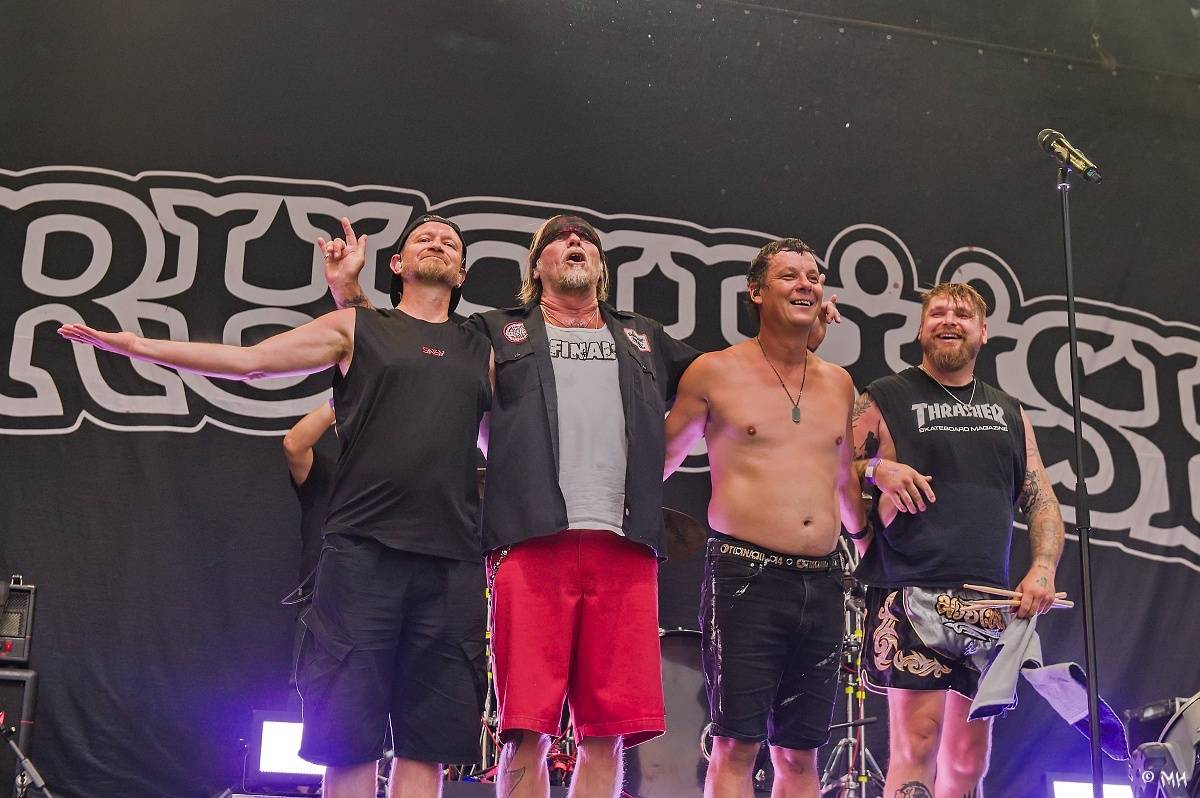 Silná sobota na Pekelném ostrově. Své show rozjeli Pretty Maids, Rybičky 48, Alkehol, Divokej Bill i Krucipüsk