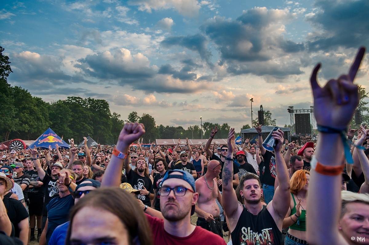 Silná sobota na Pekelném ostrově. Své show rozjeli Pretty Maids, Rybičky 48, Alkehol, Divokej Bill i Krucipüsk