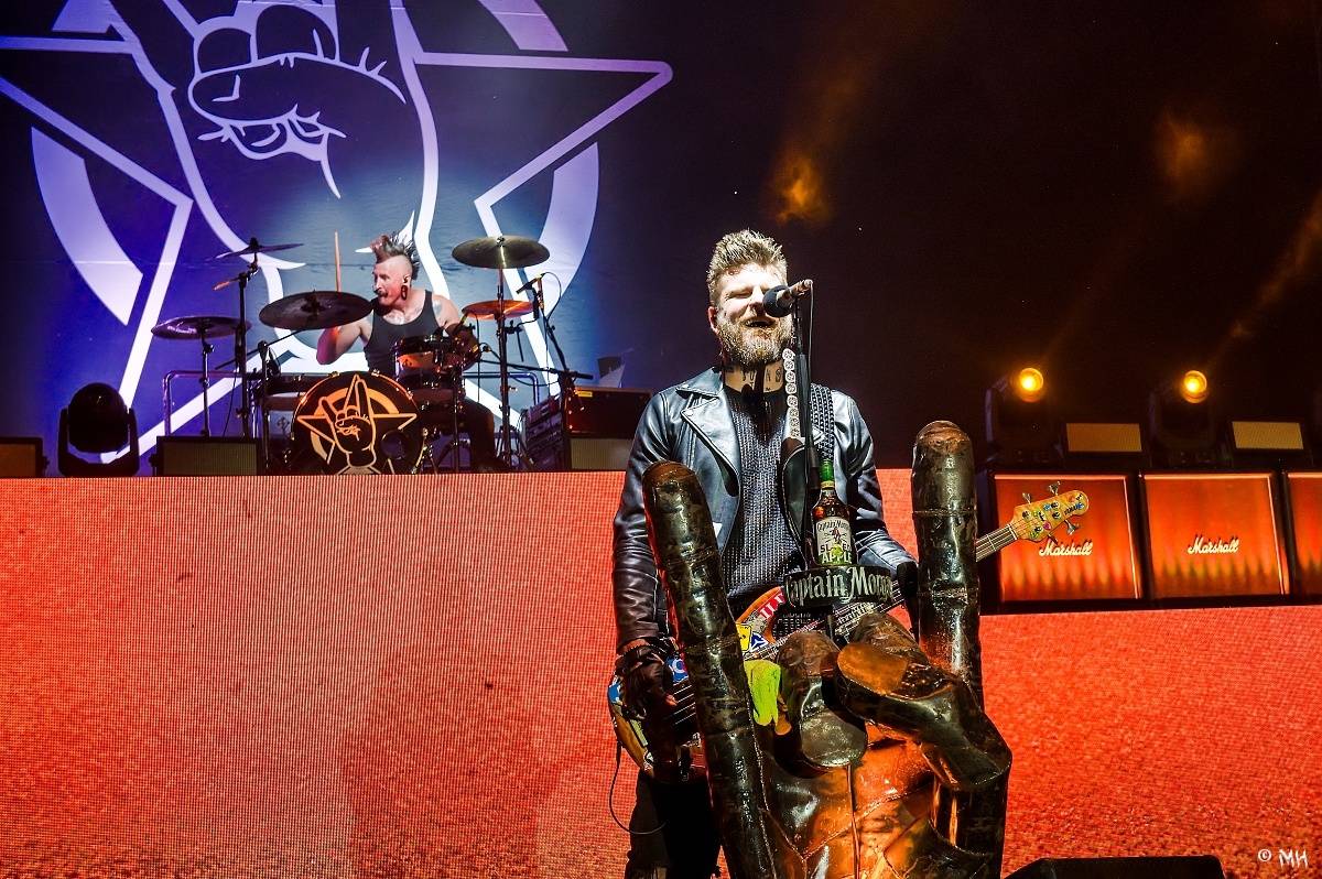 Silná sobota na Pekelném ostrově. Své show rozjeli Pretty Maids, Rybičky 48, Alkehol, Divokej Bill i Krucipüsk