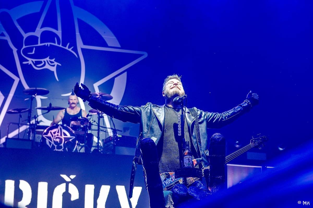 Silná sobota na Pekelném ostrově. Své show rozjeli Pretty Maids, Rybičky 48, Alkehol, Divokej Bill i Krucipüsk