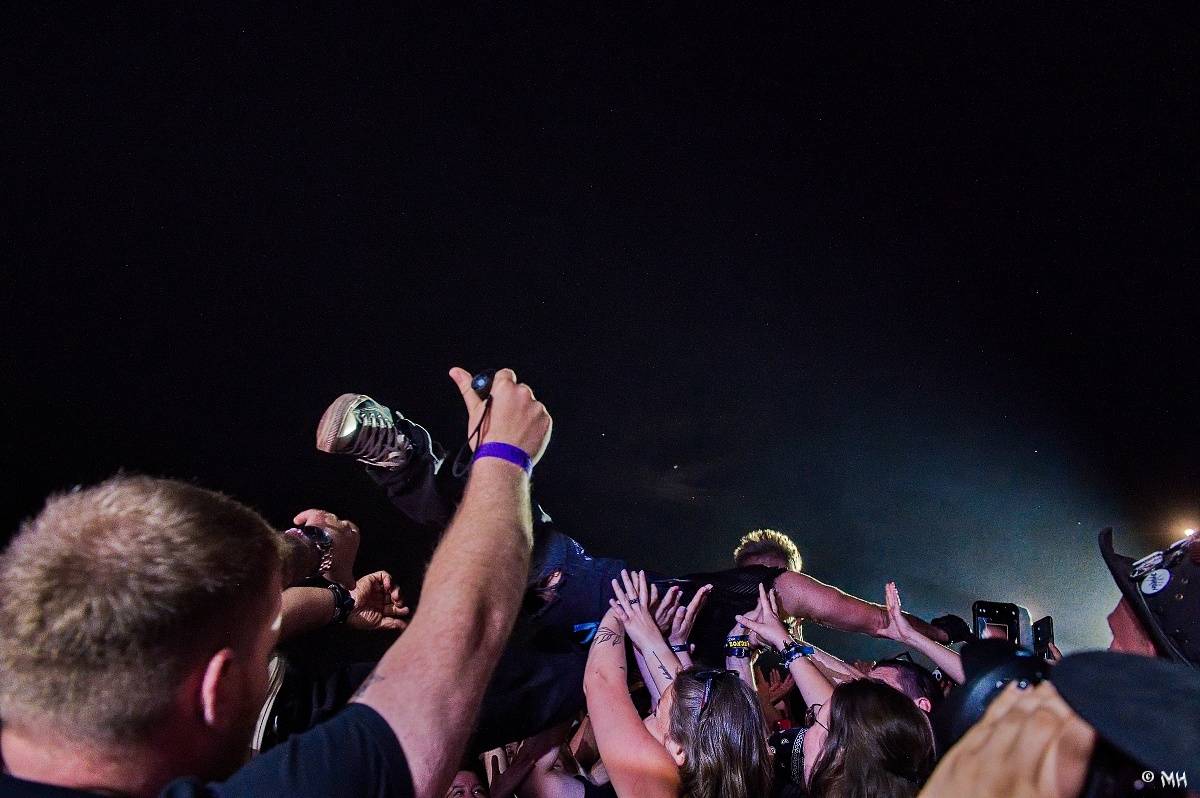 Silná sobota na Pekelném ostrově. Své show rozjeli Pretty Maids, Rybičky 48, Alkehol, Divokej Bill i Krucipüsk