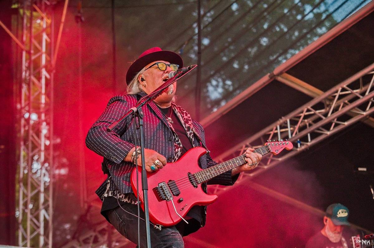 Silná sobota na Pekelném ostrově. Své show rozjeli Pretty Maids, Rybičky 48, Alkehol, Divokej Bill i Krucipüsk