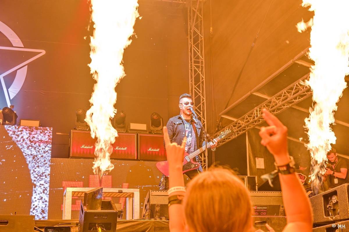 Silná sobota na Pekelném ostrově. Své show rozjeli Pretty Maids, Rybičky 48, Alkehol, Divokej Bill i Krucipüsk