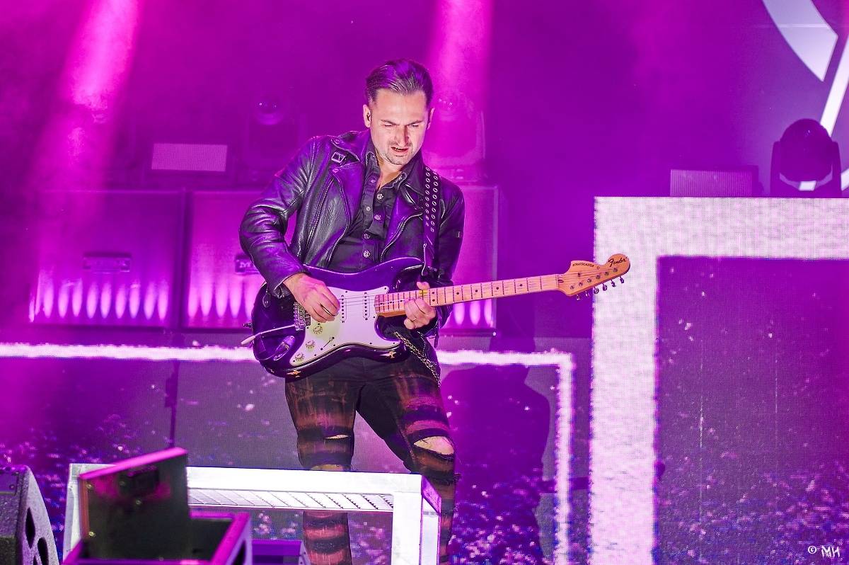 Silná sobota na Pekelném ostrově. Své show rozjeli Pretty Maids, Rybičky 48, Alkehol, Divokej Bill i Krucipüsk