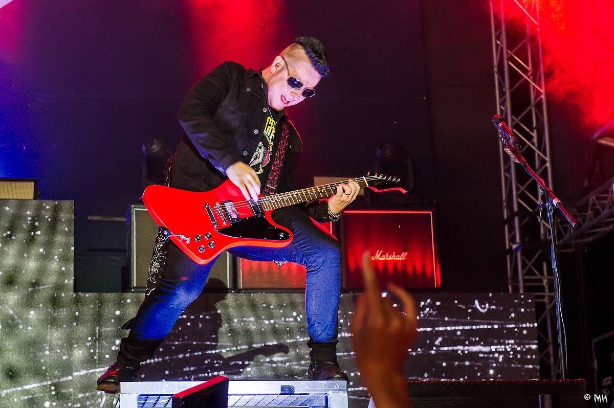 Silná sobota na Pekelném ostrově. Své show rozjeli Pretty Maids, Rybičky 48, Alkehol, Divokej Bill i Krucipüsk