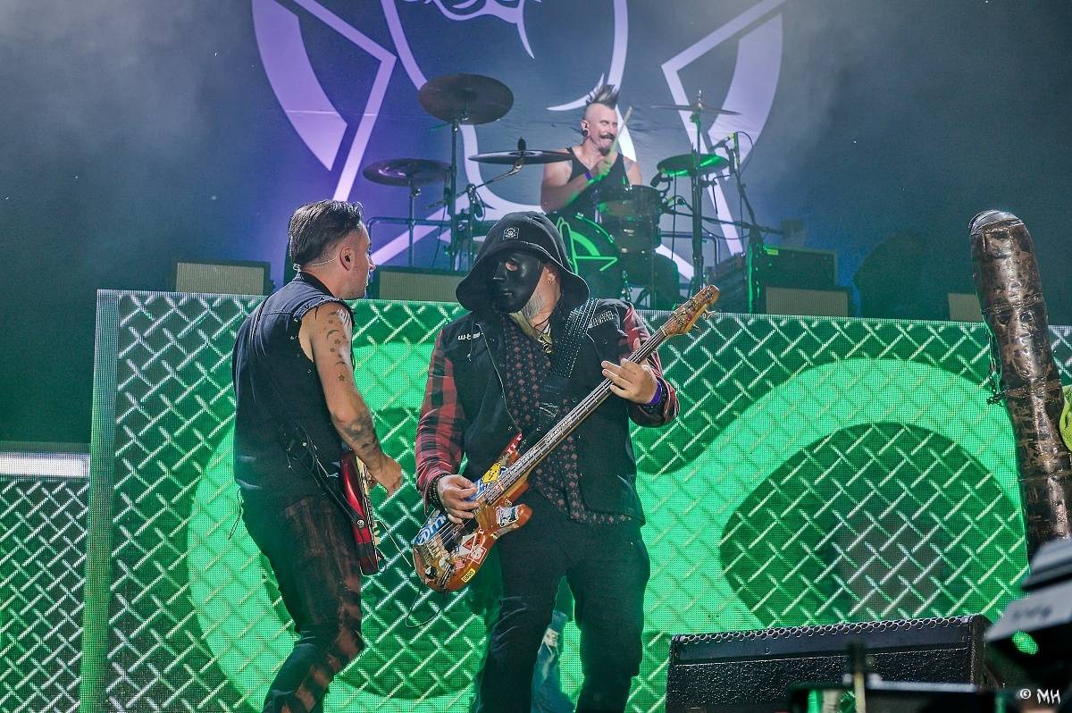 Silná sobota na Pekelném ostrově. Své show rozjeli Pretty Maids, Rybičky 48, Alkehol, Divokej Bill i Krucipüsk