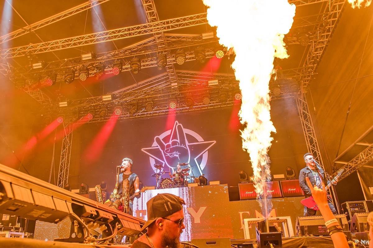 Silná sobota na Pekelném ostrově. Své show rozjeli Pretty Maids, Rybičky 48, Alkehol, Divokej Bill i Krucipüsk