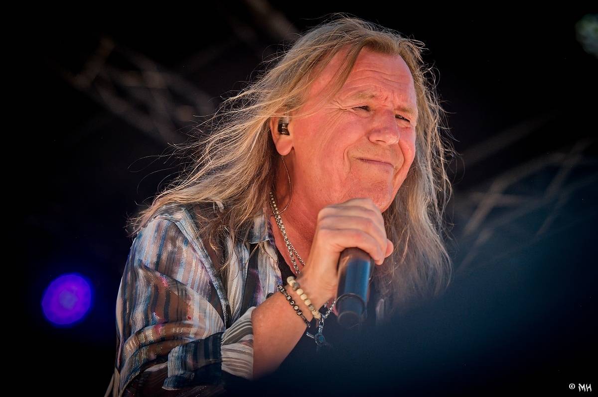 Silná sobota na Pekelném ostrově. Své show rozjeli Pretty Maids, Rybičky 48, Alkehol, Divokej Bill i Krucipüsk