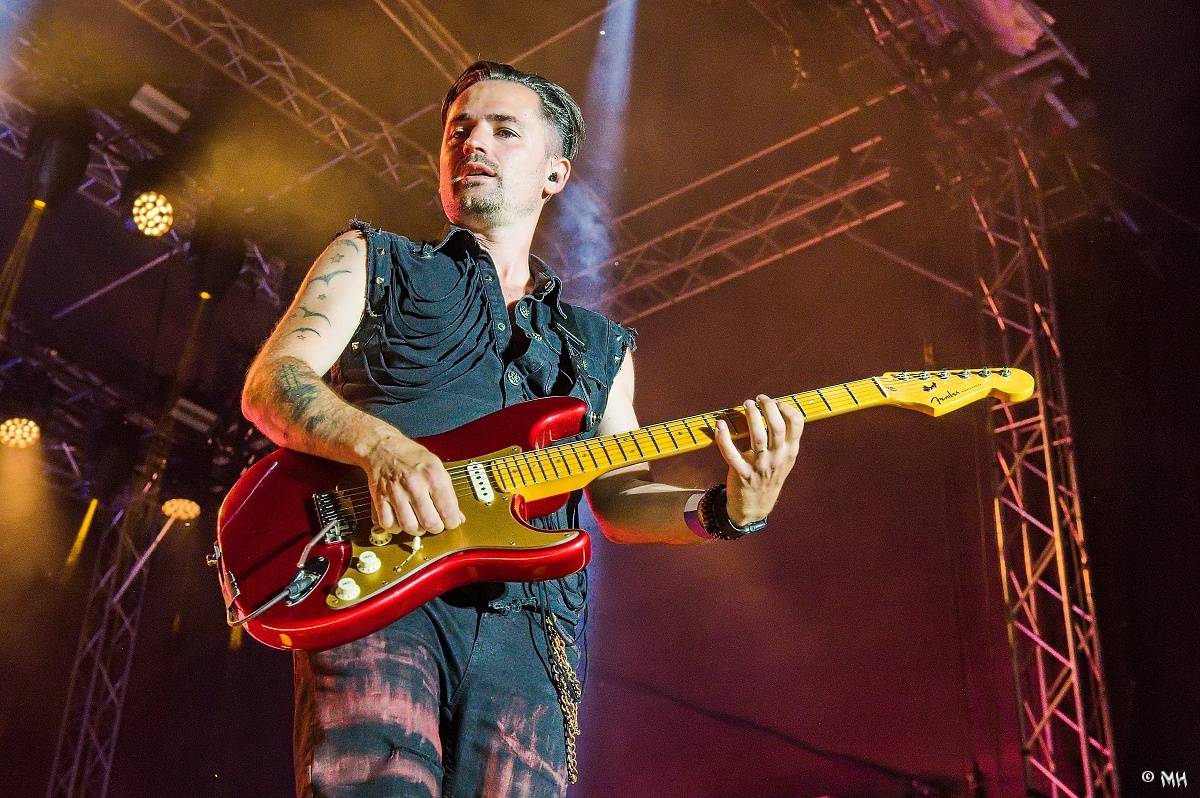 Silná sobota na Pekelném ostrově. Své show rozjeli Pretty Maids, Rybičky 48, Alkehol, Divokej Bill i Krucipüsk