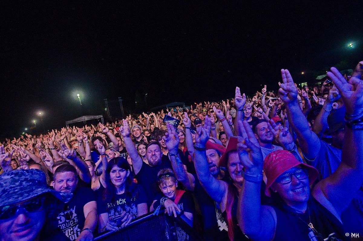 Silná sobota na Pekelném ostrově. Své show rozjeli Pretty Maids, Rybičky 48, Alkehol, Divokej Bill i Krucipüsk