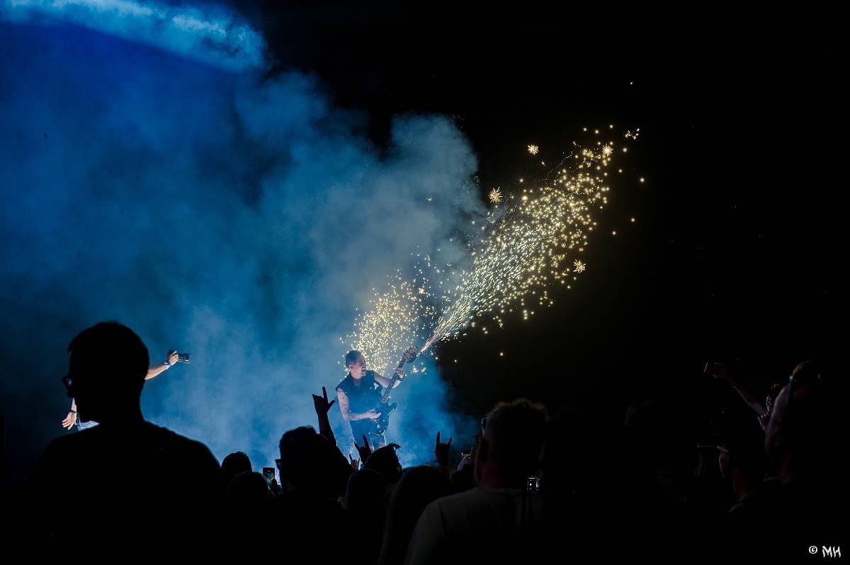 Silná sobota na Pekelném ostrově. Své show rozjeli Pretty Maids, Rybičky 48, Alkehol, Divokej Bill i Krucipüsk