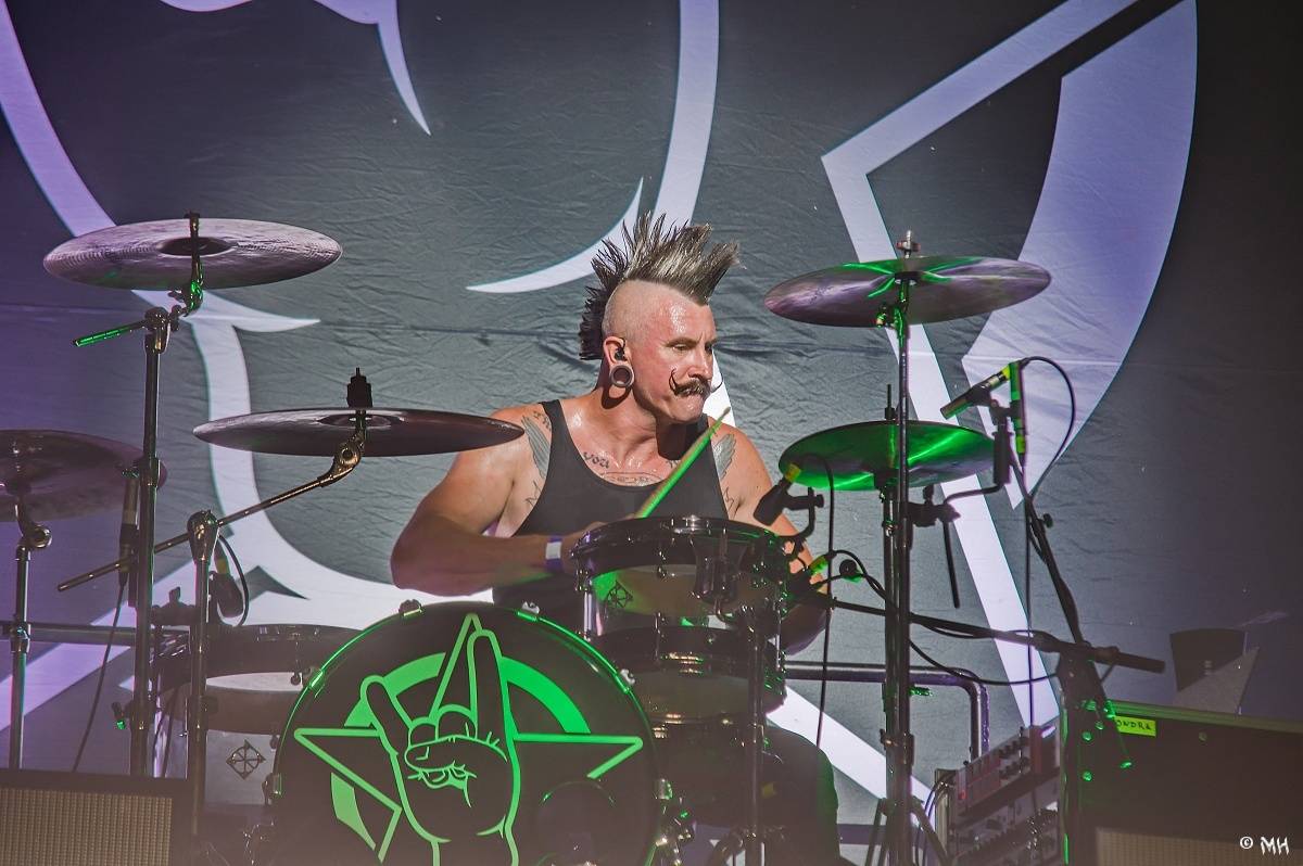 Silná sobota na Pekelném ostrově. Své show rozjeli Pretty Maids, Rybičky 48, Alkehol, Divokej Bill i Krucipüsk