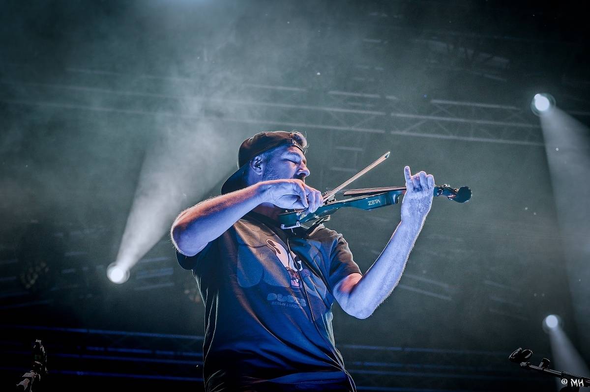 Silná sobota na Pekelném ostrově. Své show rozjeli Pretty Maids, Rybičky 48, Alkehol, Divokej Bill i Krucipüsk