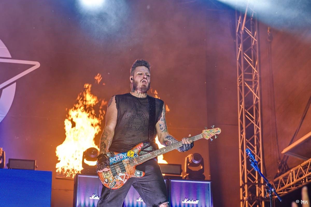 Silná sobota na Pekelném ostrově. Své show rozjeli Pretty Maids, Rybičky 48, Alkehol, Divokej Bill i Krucipüsk