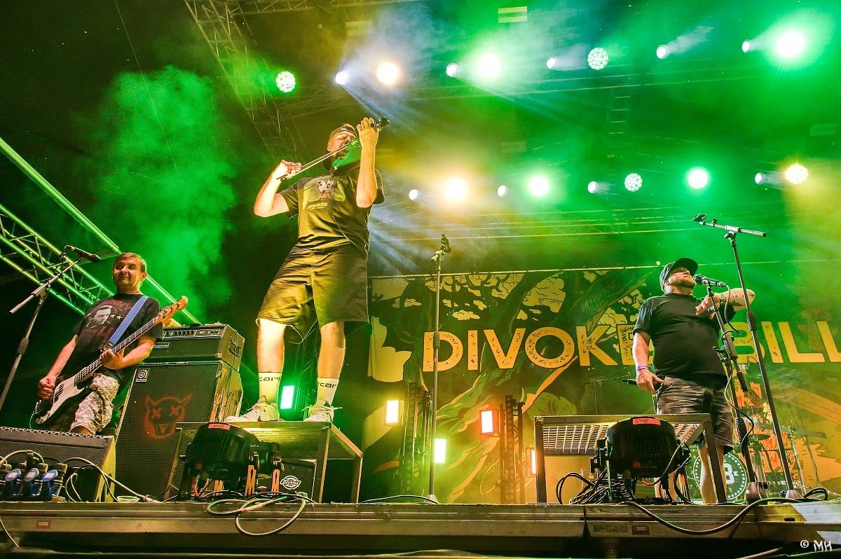 Silná sobota na Pekelném ostrově. Své show rozjeli Pretty Maids, Rybičky 48, Alkehol, Divokej Bill i Krucipüsk