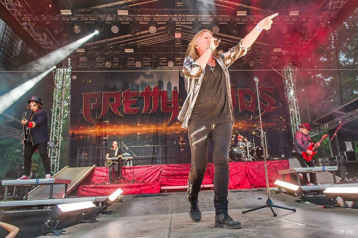 Silná sobota na Pekelném ostrově. Své show rozjeli Pretty Maids, Rybičky 48, Alkehol, Divokej Bill i Krucipüsk