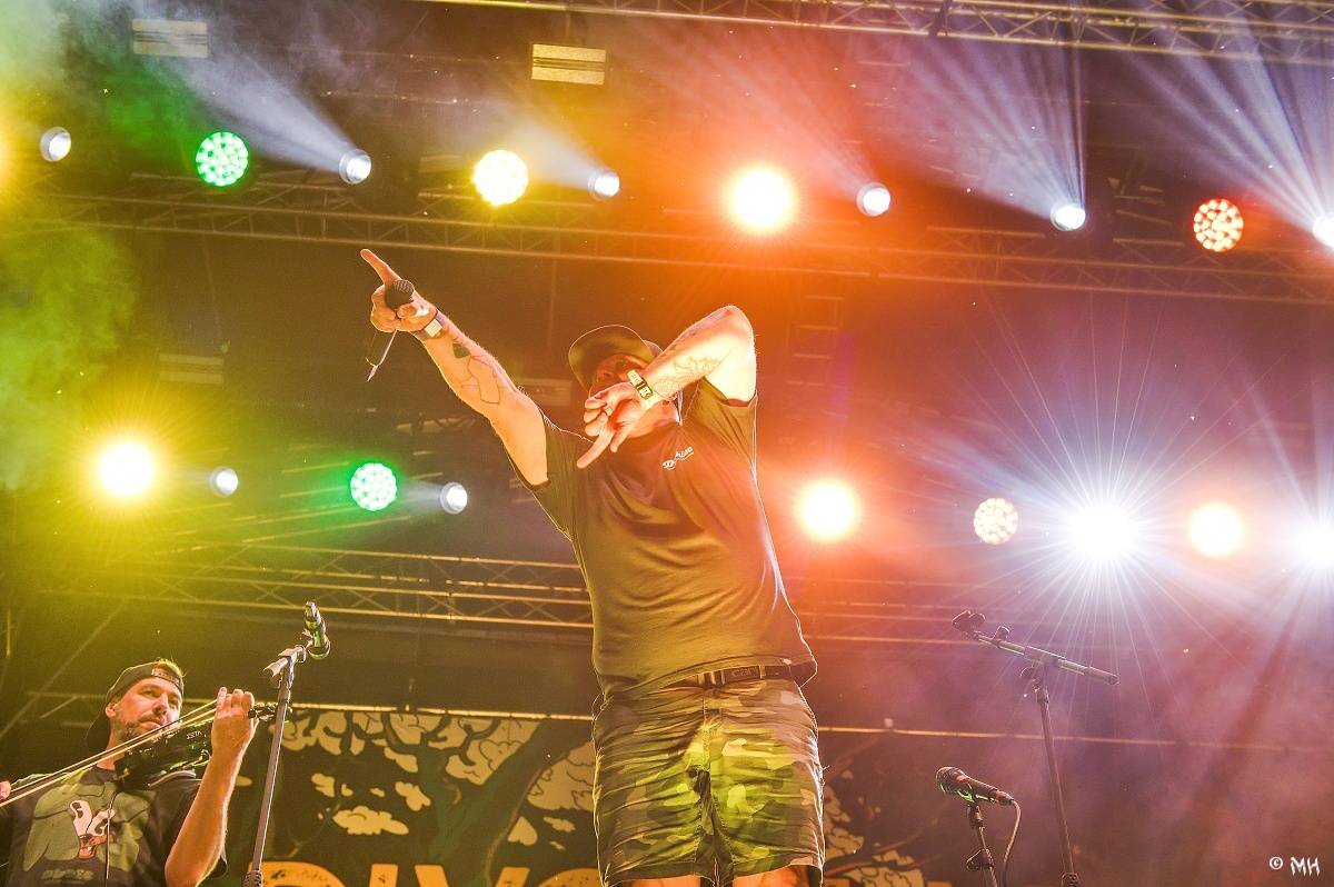 Silná sobota na Pekelném ostrově. Své show rozjeli Pretty Maids, Rybičky 48, Alkehol, Divokej Bill i Krucipüsk