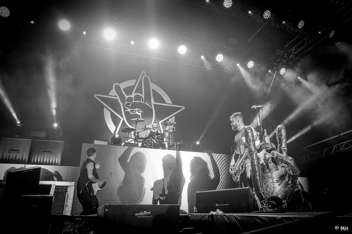 Silná sobota na Pekelném ostrově. Své show rozjeli Pretty Maids, Rybičky 48, Alkehol, Divokej Bill i Krucipüsk