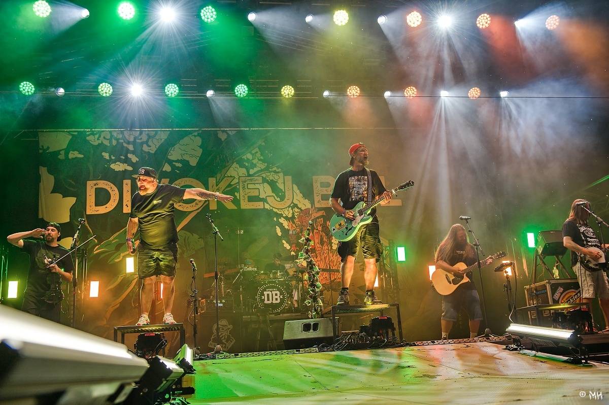 Silná sobota na Pekelném ostrově. Své show rozjeli Pretty Maids, Rybičky 48, Alkehol, Divokej Bill i Krucipüsk