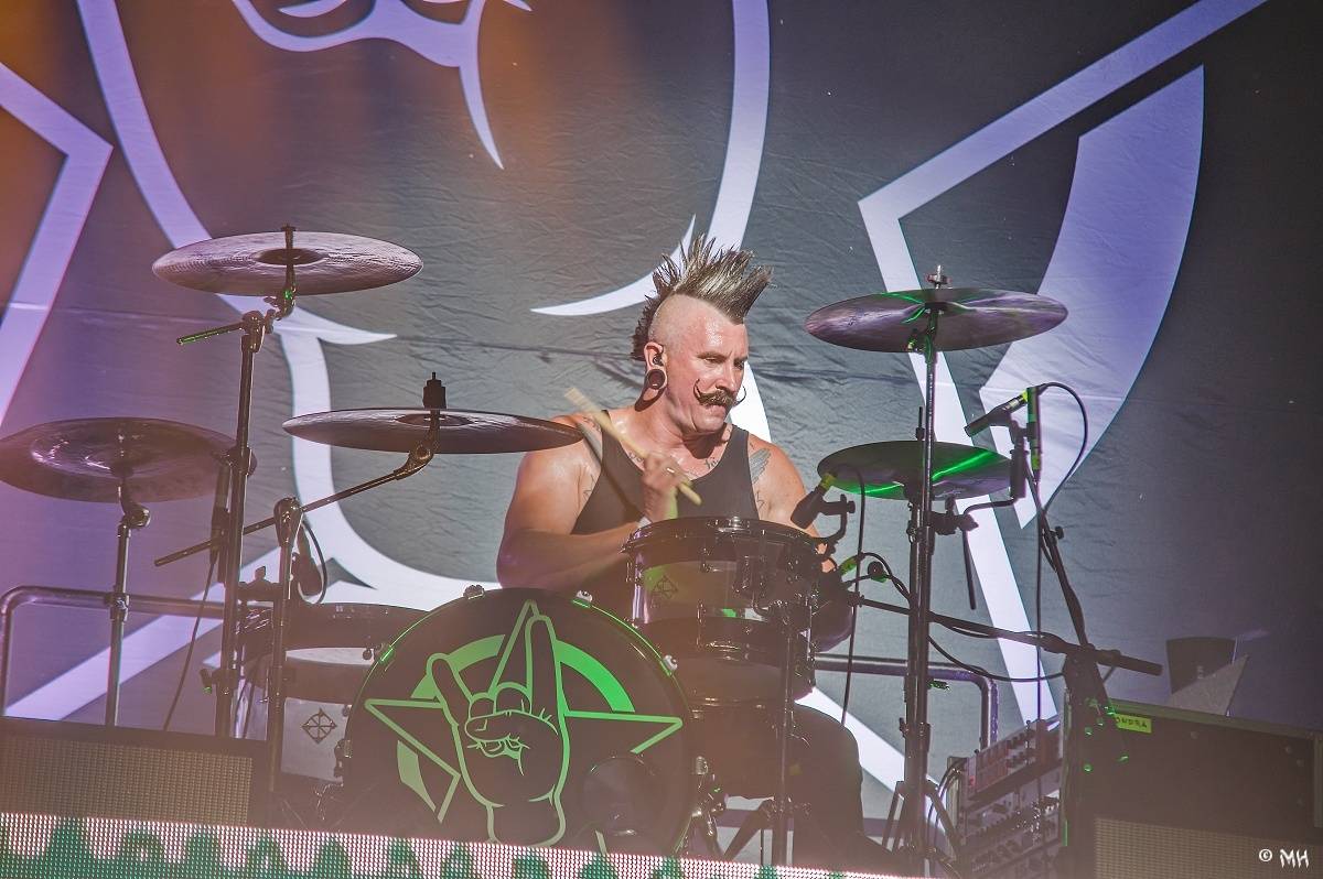 Silná sobota na Pekelném ostrově. Své show rozjeli Pretty Maids, Rybičky 48, Alkehol, Divokej Bill i Krucipüsk