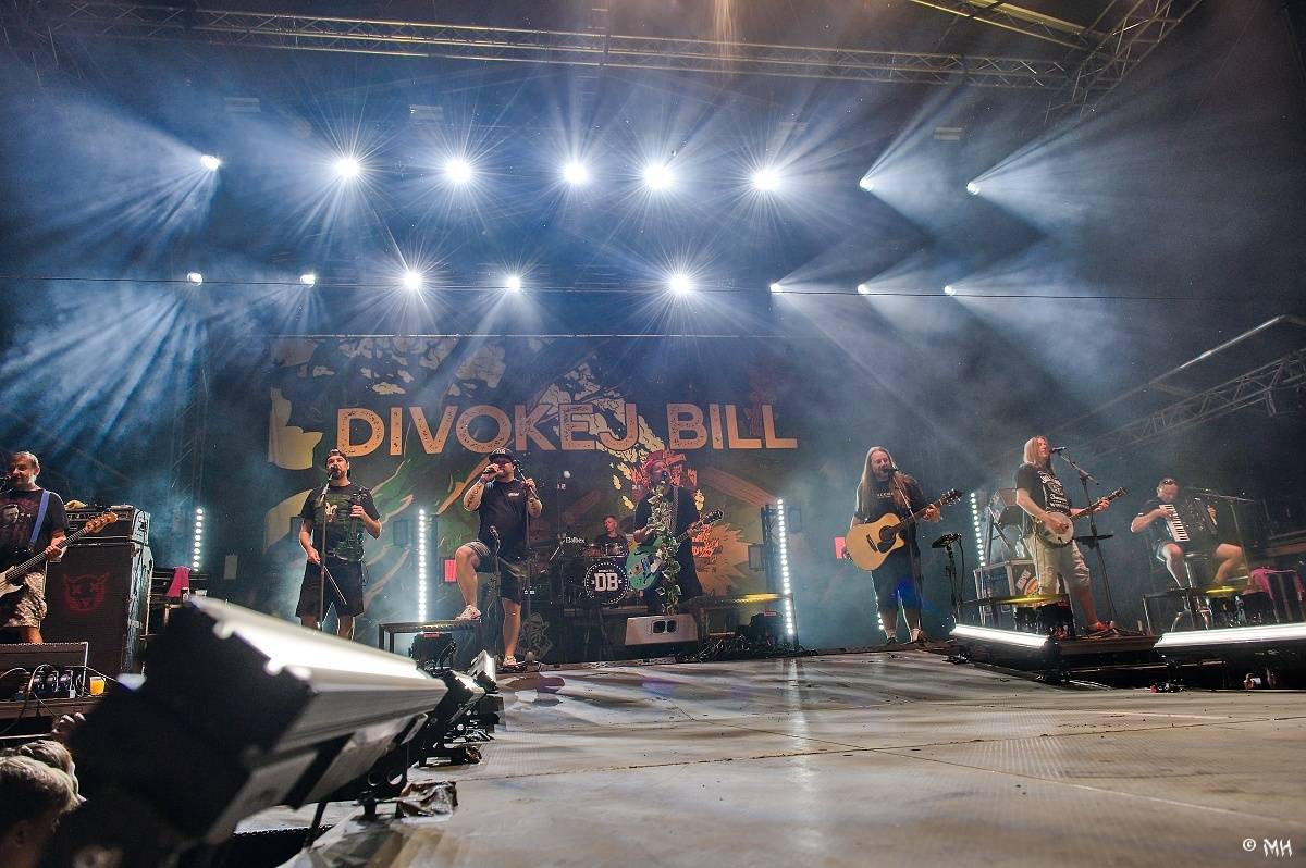 Silná sobota na Pekelném ostrově. Své show rozjeli Pretty Maids, Rybičky 48, Alkehol, Divokej Bill i Krucipüsk