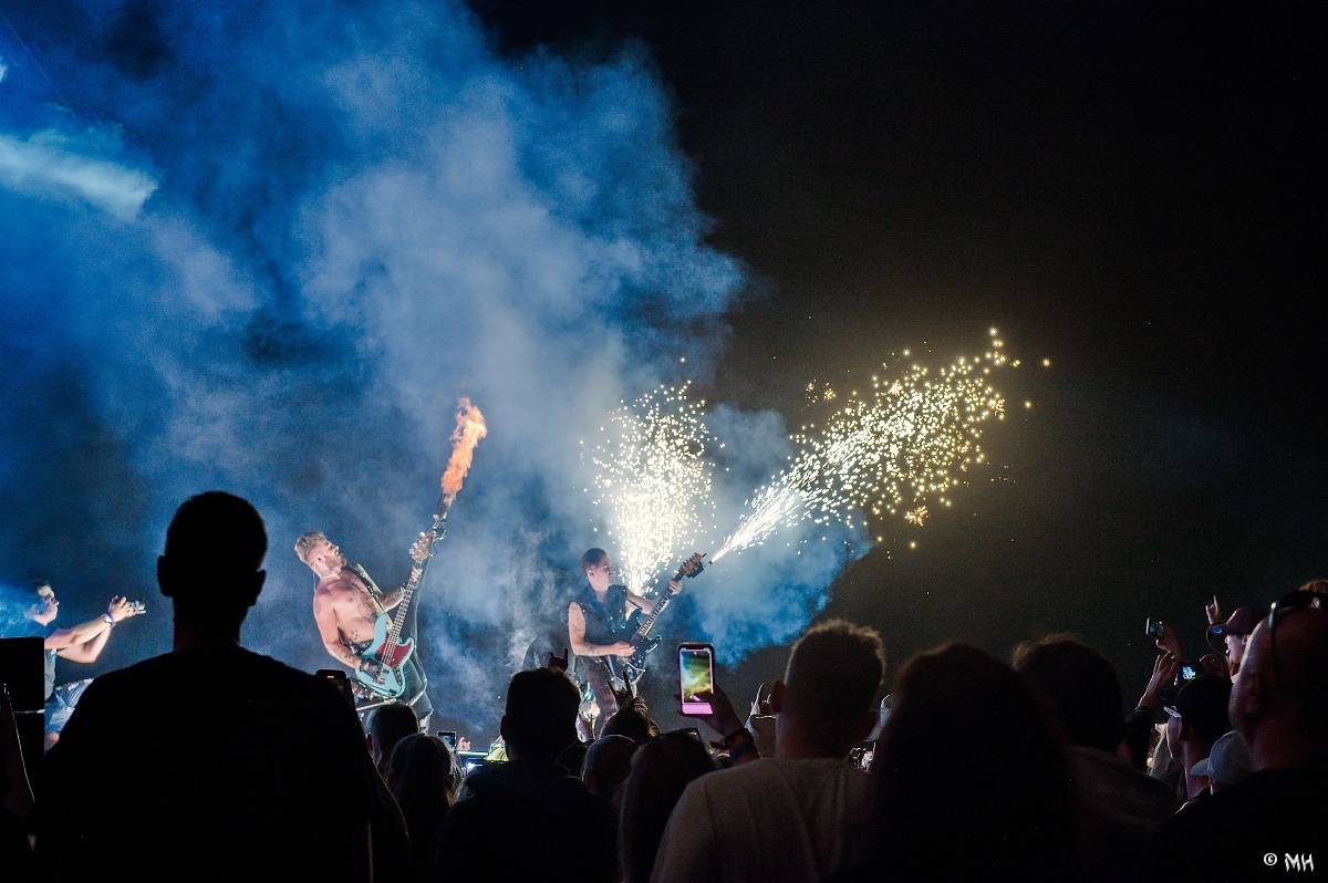 Silná sobota na Pekelném ostrově. Své show rozjeli Pretty Maids, Rybičky 48, Alkehol, Divokej Bill i Krucipüsk