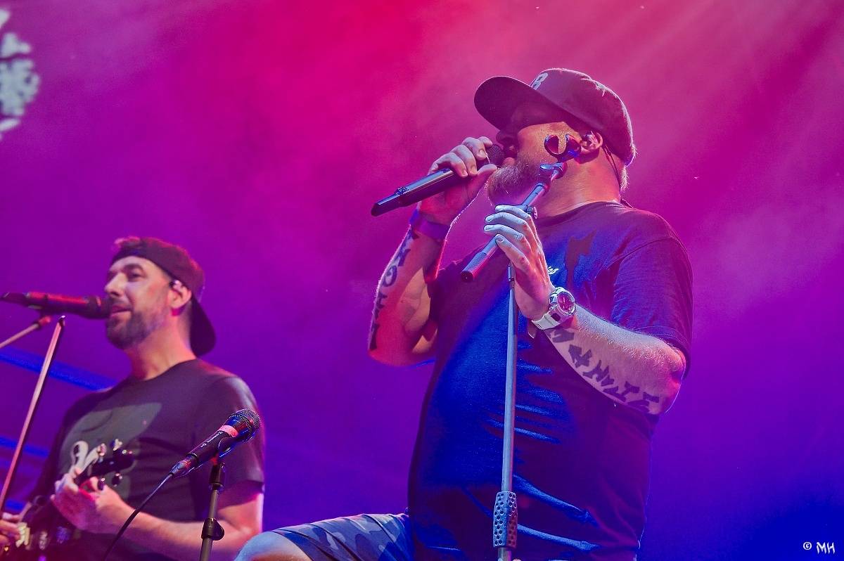 Silná sobota na Pekelném ostrově. Své show rozjeli Pretty Maids, Rybičky 48, Alkehol, Divokej Bill i Krucipüsk