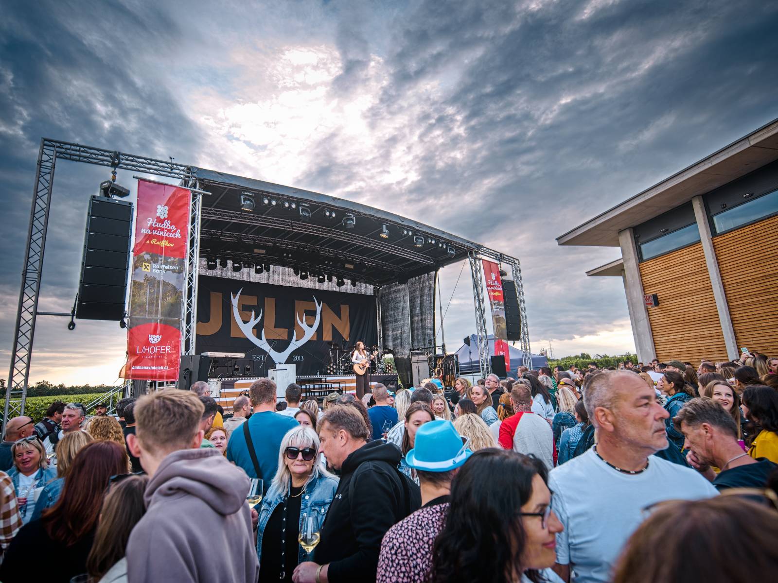 Hudba na vinicích přivezla do Znojma kapelu Jelen a zpěvačku Adélu Orlovou