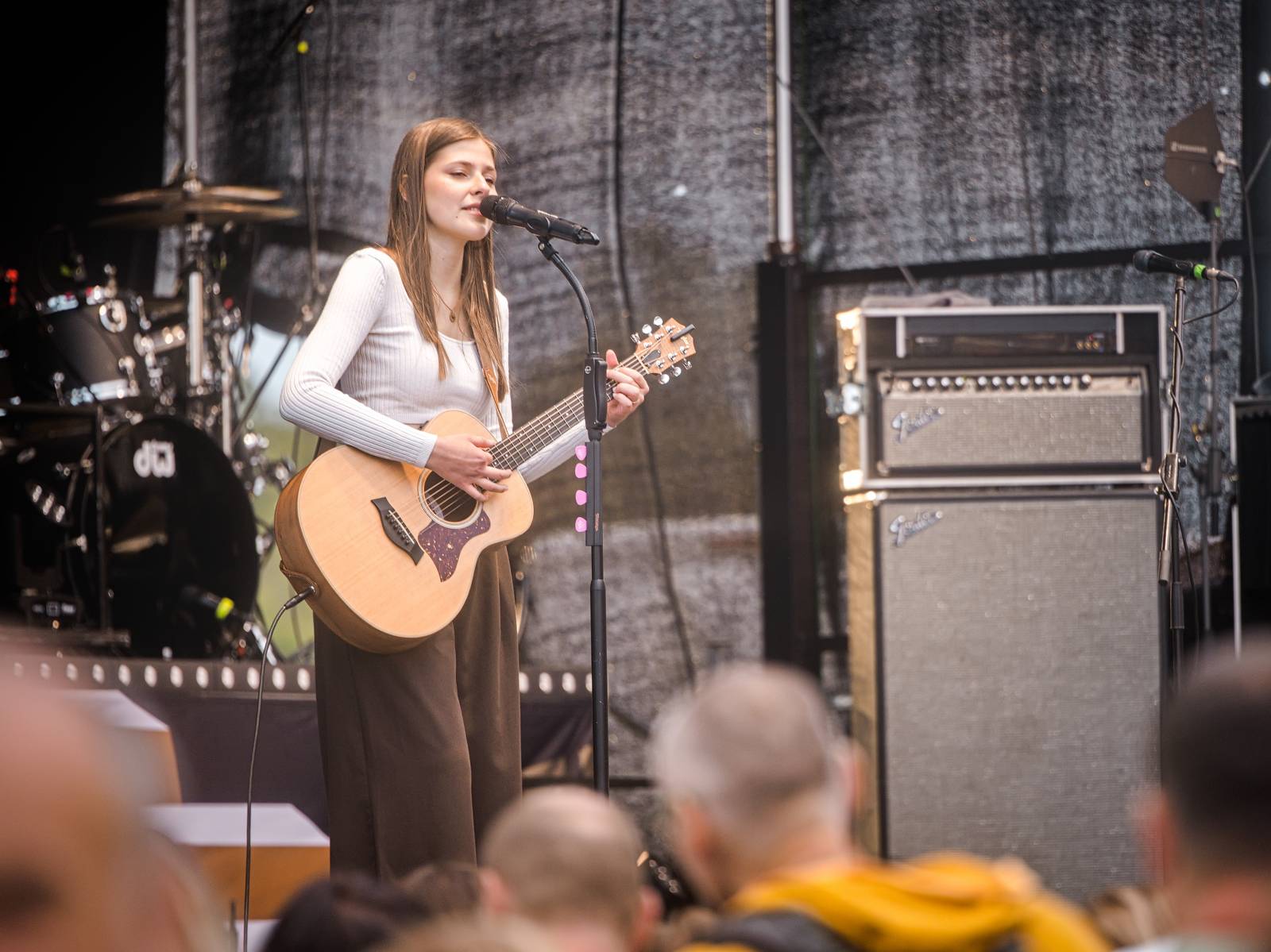 Hudba na vinicích přivezla do Znojma kapelu Jelen a zpěvačku Adélu Orlovou