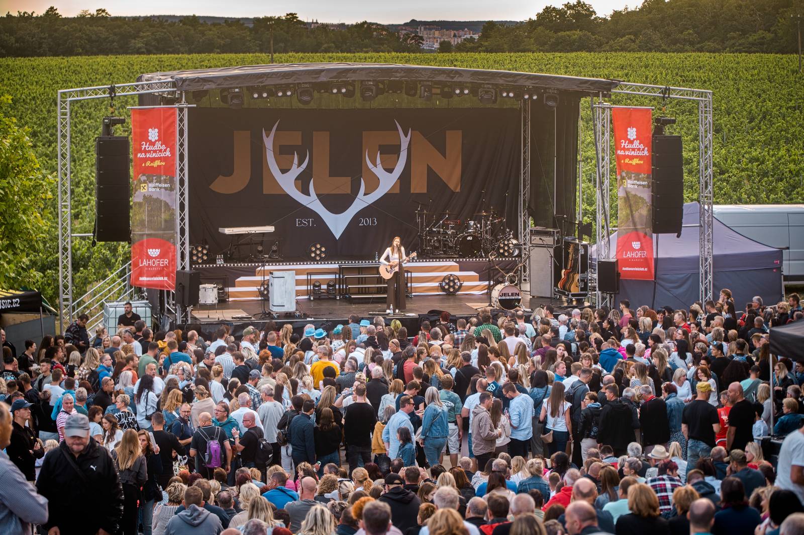 Hudba na vinicích přivezla do Znojma kapelu Jelen a zpěvačku Adélu Orlovou