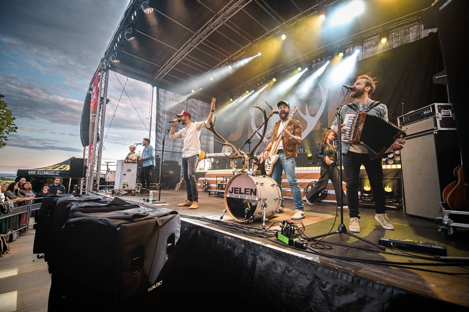 Hudba na vinicích přivezla do Znojma kapelu Jelen a zpěvačku Adélu Orlovou