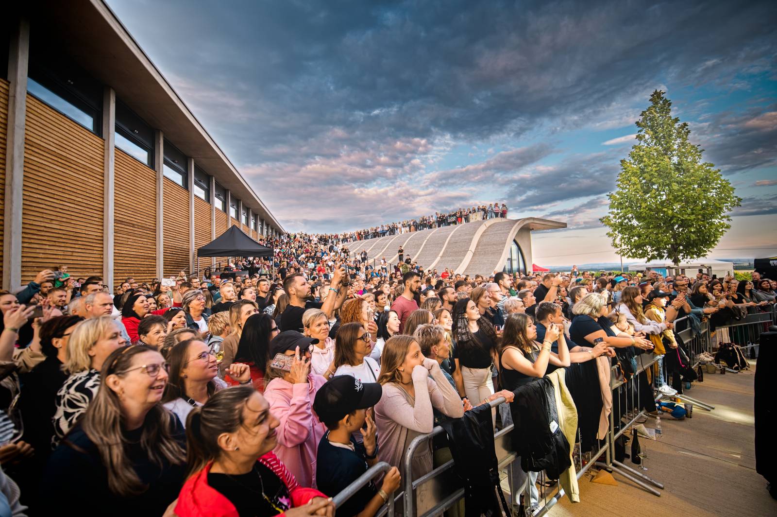 Hudba na vinicích přivezla do Znojma kapelu Jelen a zpěvačku Adélu Orlovou