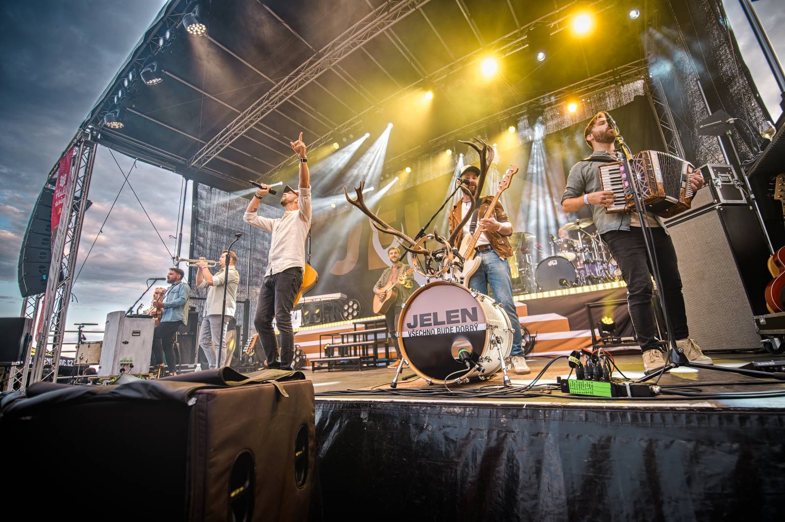 Hudba na vinicích přivezla do Znojma kapelu Jelen a zpěvačku Adélu Orlovou