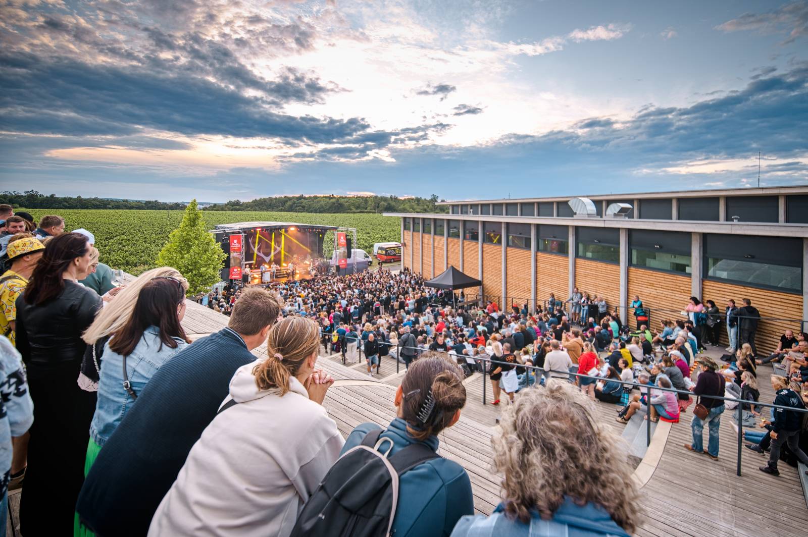 Hudba na vinicích přivezla do Znojma kapelu Jelen a zpěvačku Adélu Orlovou