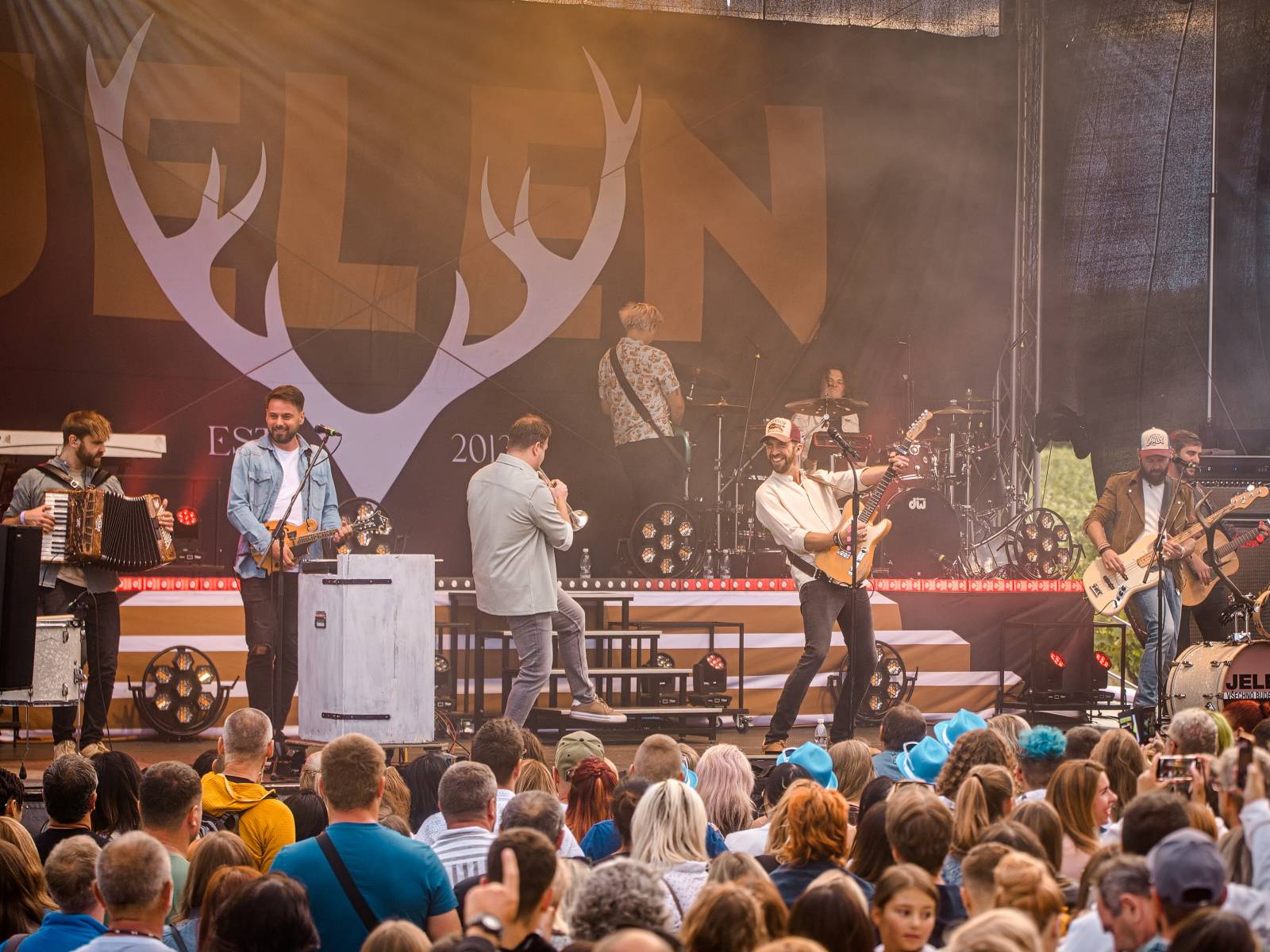 Hudba na vinicích přivezla do Znojma kapelu Jelen a zpěvačku Adélu Orlovou
