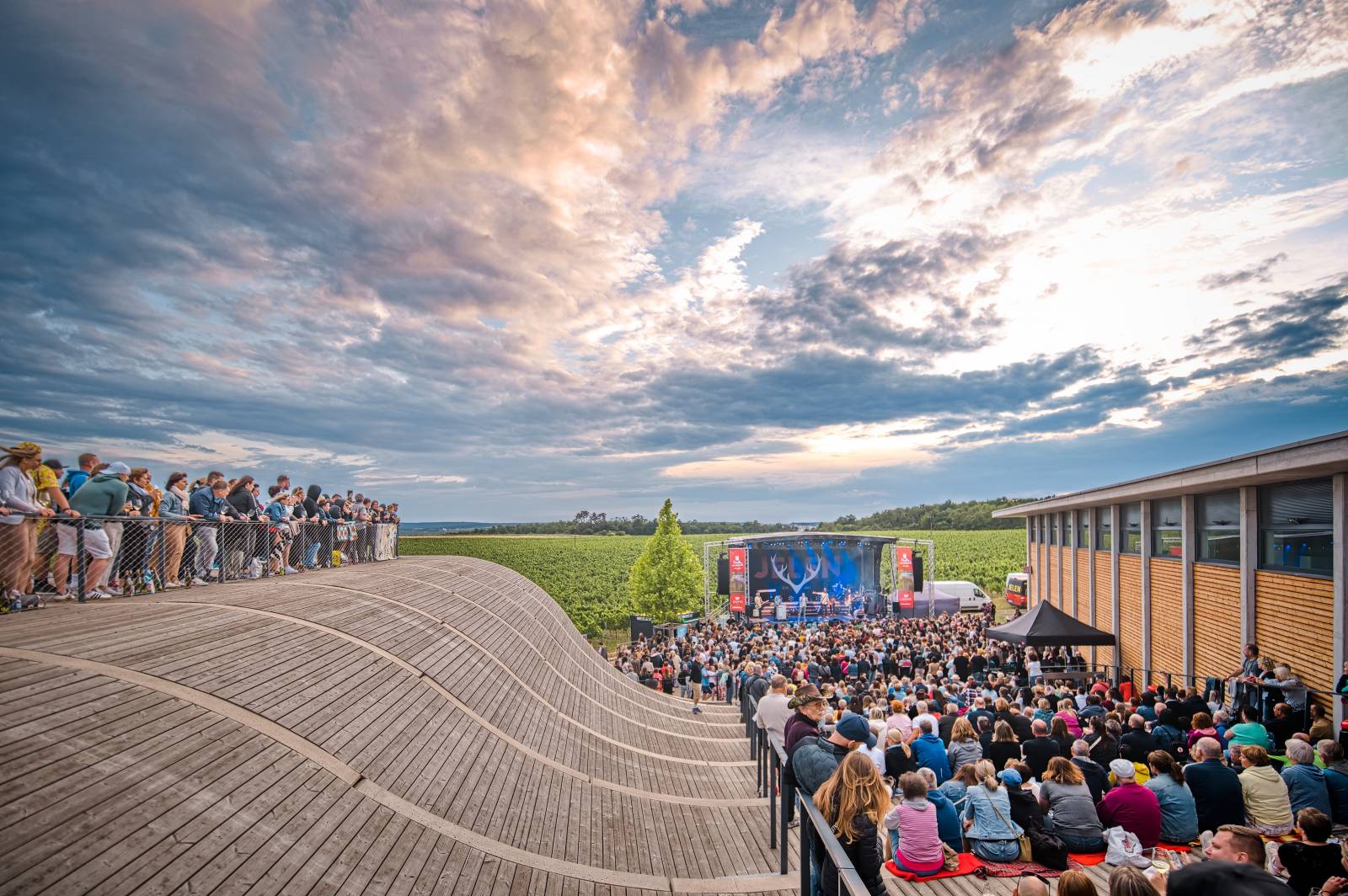 Hudba na vinicích přivezla do Znojma kapelu Jelen a zpěvačku Adélu Orlovou