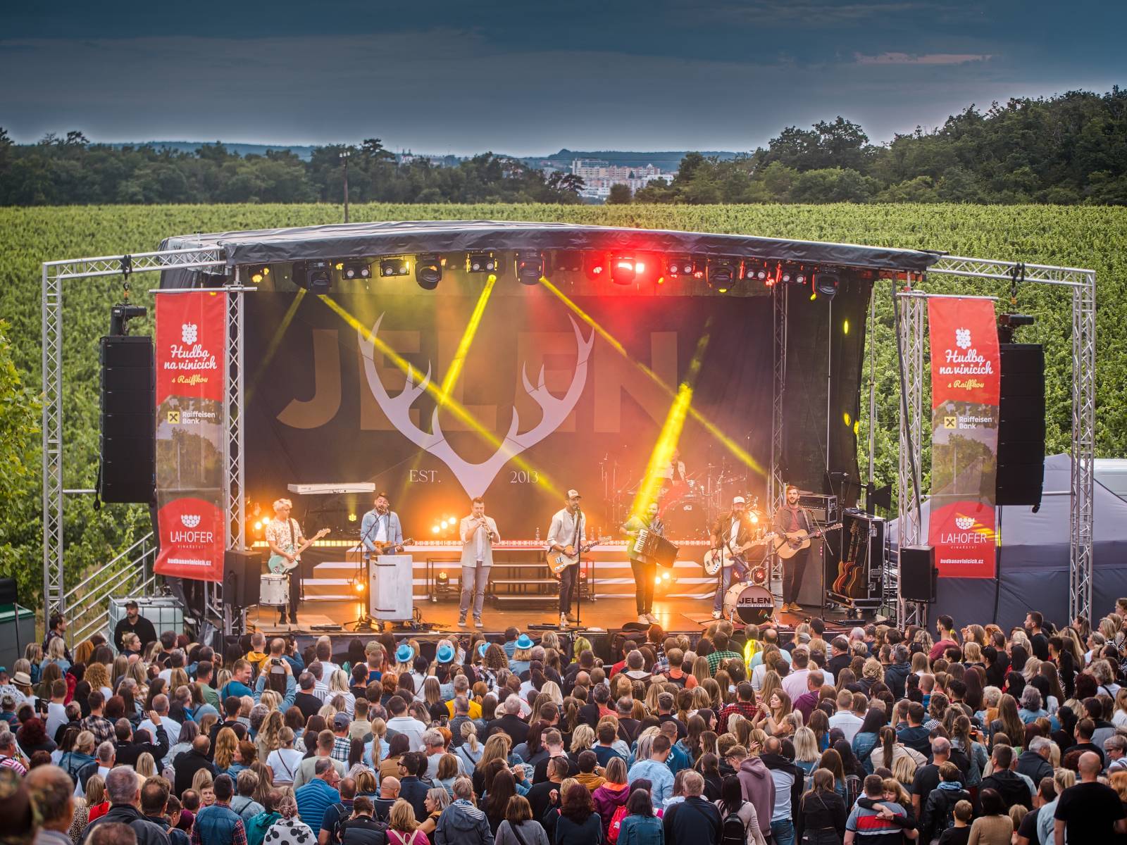 Hudba na vinicích přivezla do Znojma kapelu Jelen a zpěvačku Adélu Orlovou
