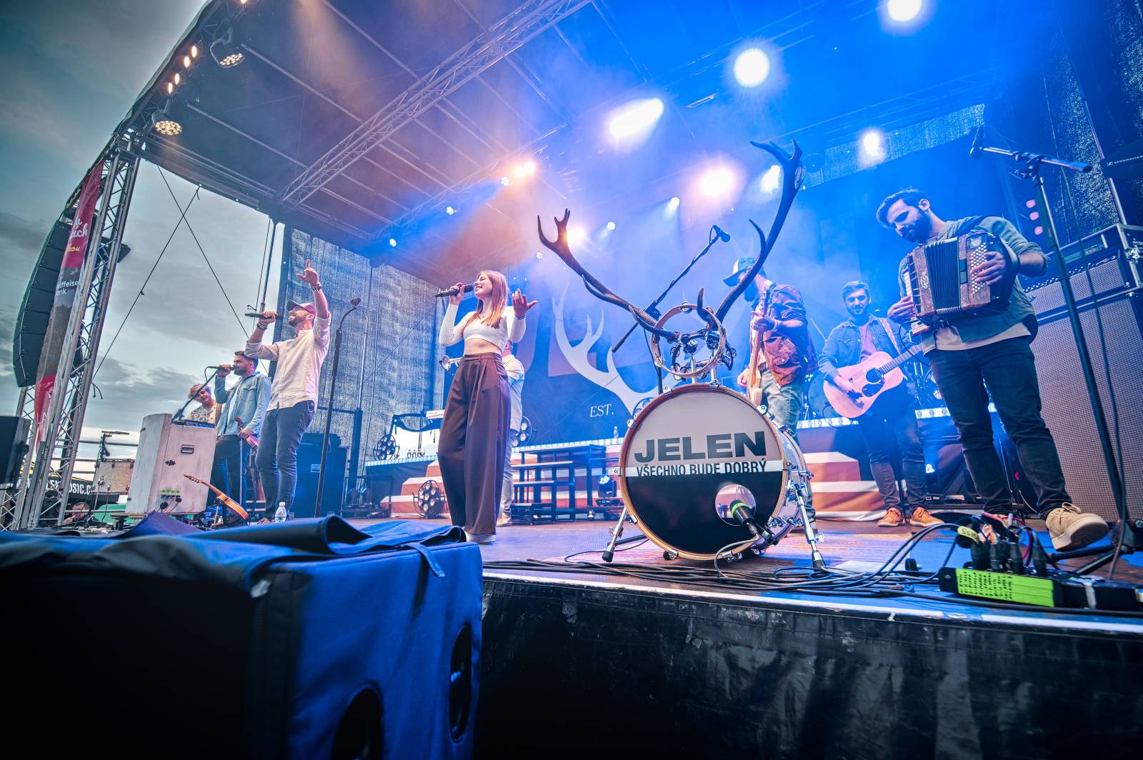 Hudba na vinicích přivezla do Znojma kapelu Jelen a zpěvačku Adélu Orlovou