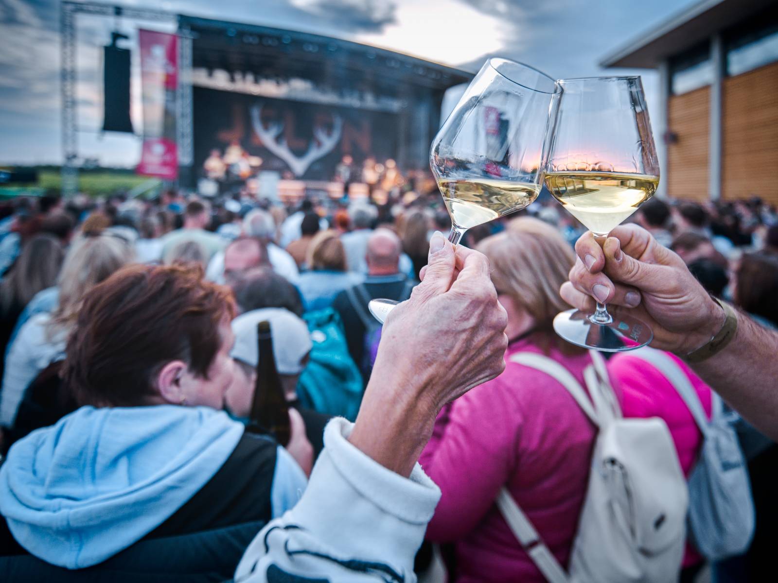 Hudba na vinicích přivezla do Znojma kapelu Jelen a zpěvačku Adélu Orlovou