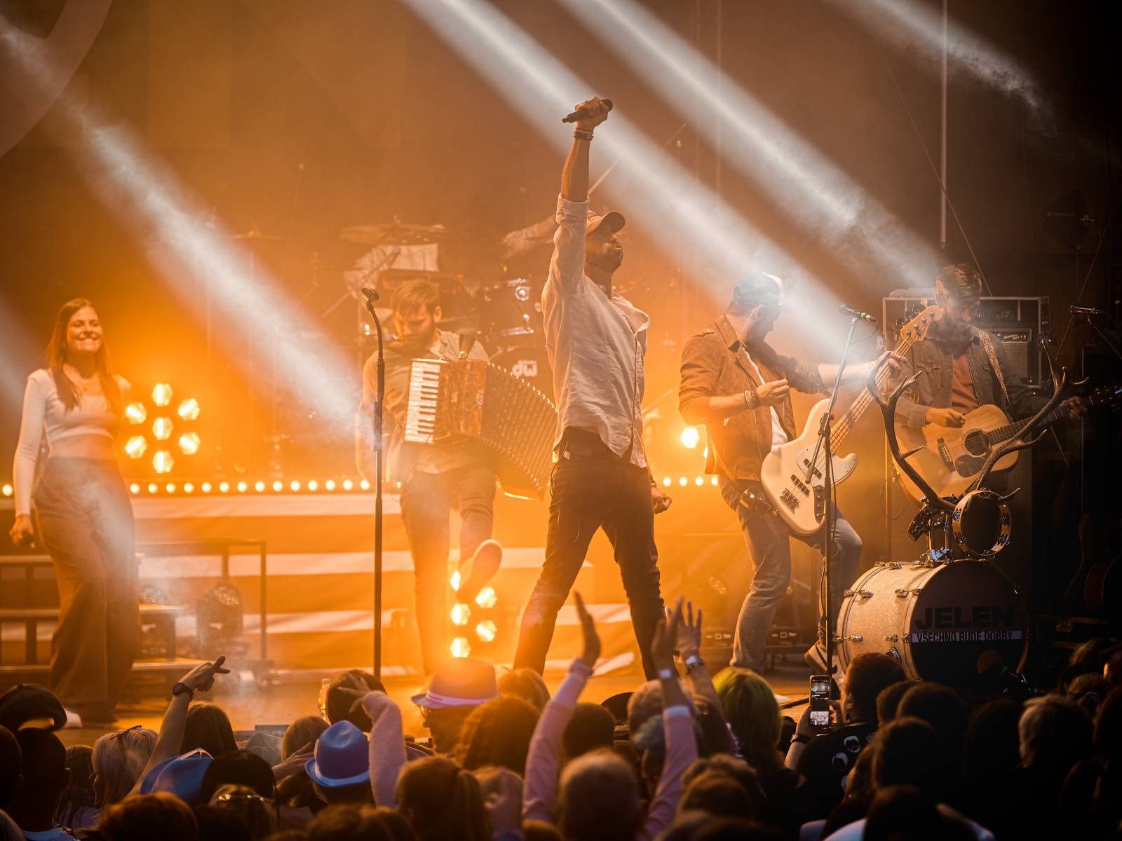 Hudba na vinicích přivezla do Znojma kapelu Jelen a zpěvačku Adélu Orlovou