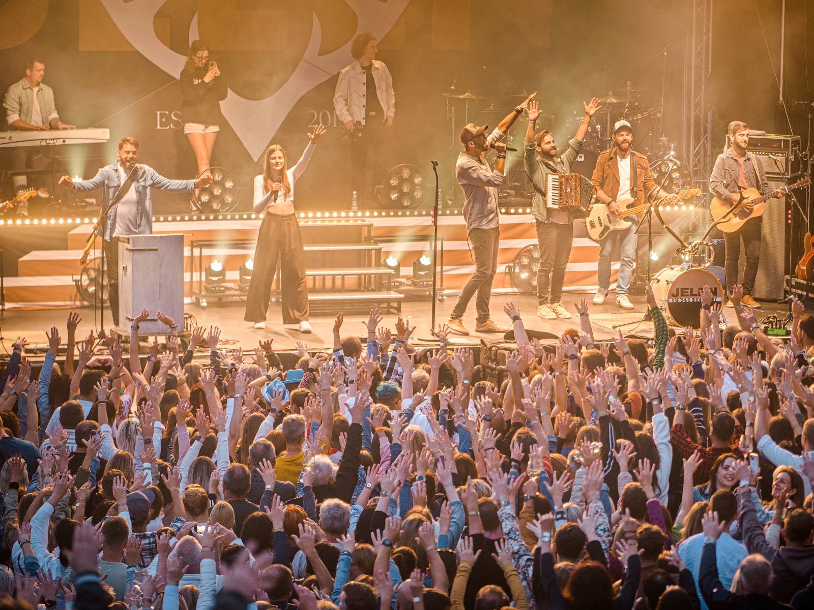 Hudba na vinicích přivezla do Znojma kapelu Jelen a zpěvačku Adélu Orlovou