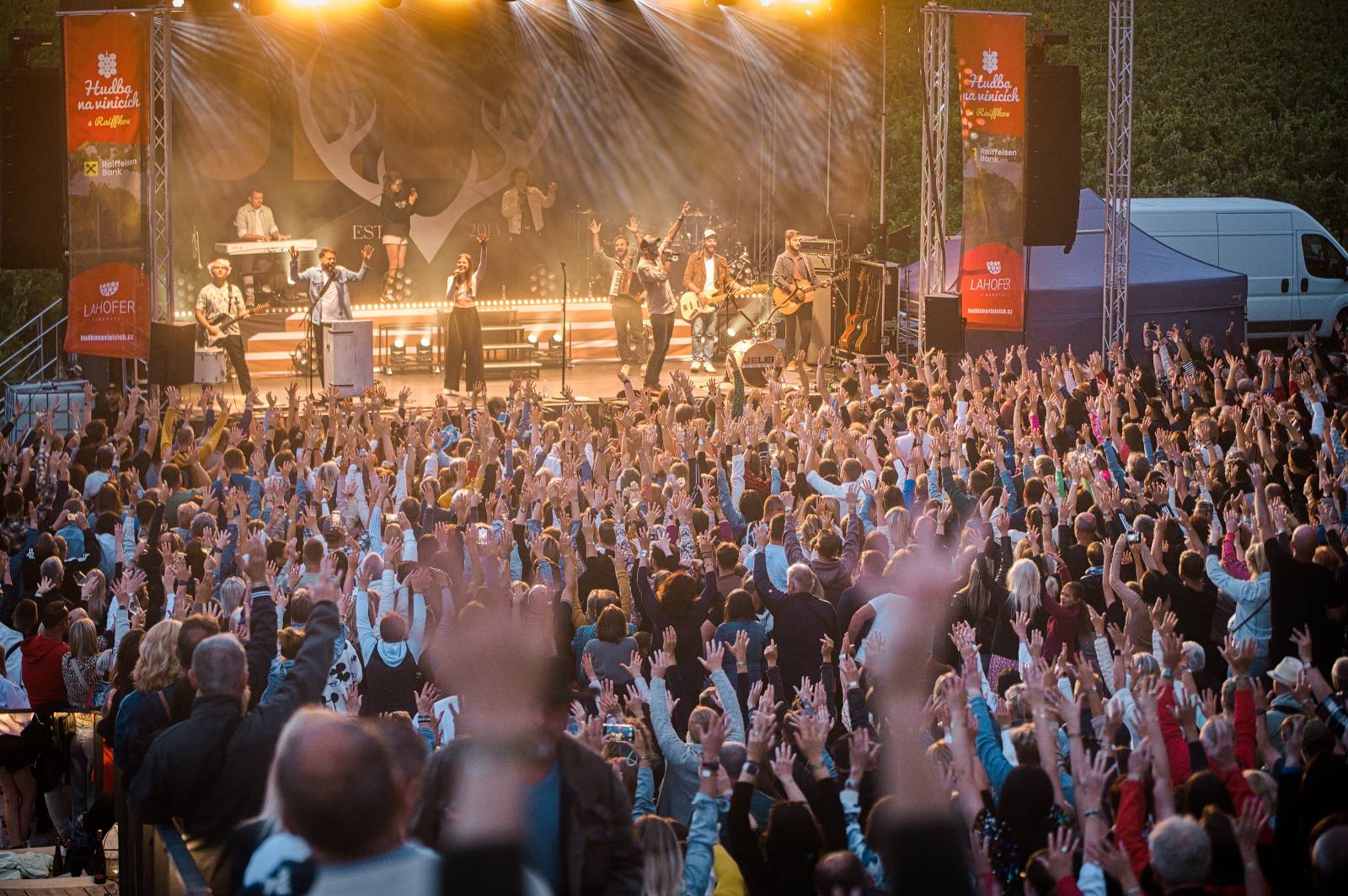 Hudba na vinicích přivezla do Znojma kapelu Jelen a zpěvačku Adélu Orlovou