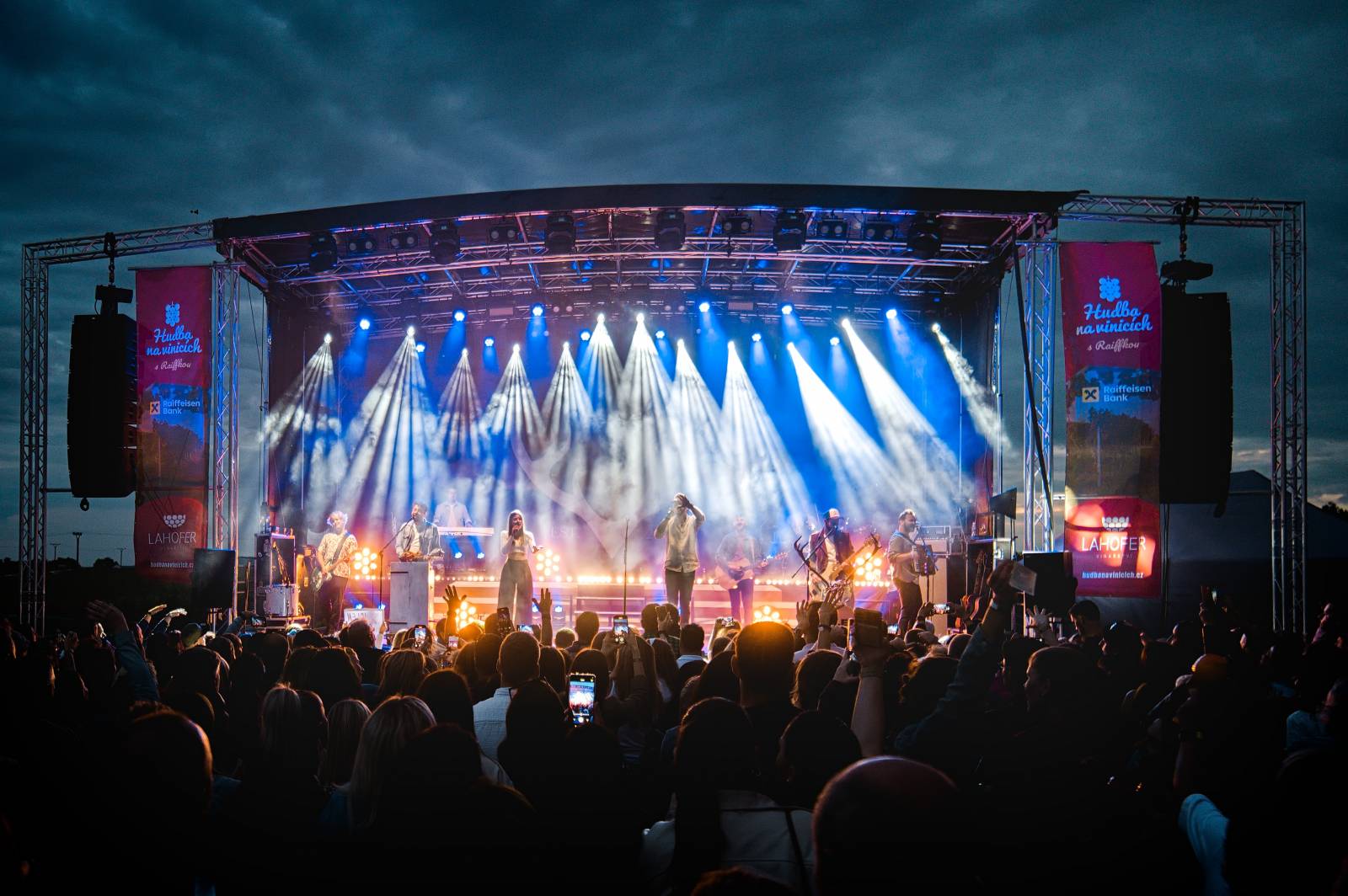 Hudba na vinicích přivezla do Znojma kapelu Jelen a zpěvačku Adélu Orlovou