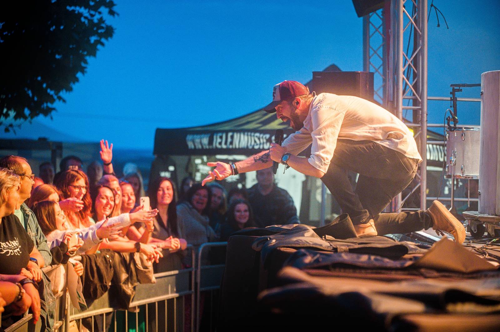 Hudba na vinicích přivezla do Znojma kapelu Jelen a zpěvačku Adélu Orlovou