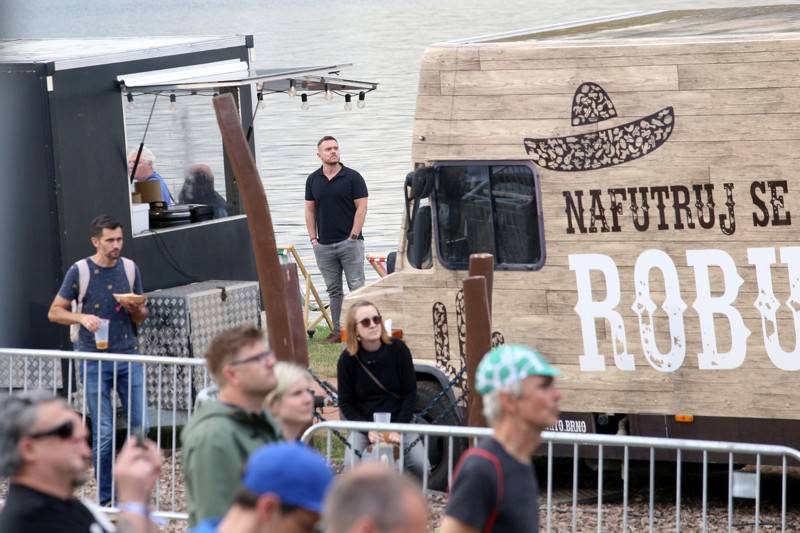 Groove Brno slaví dospělost. Gratulovali mu hvězdný kytarista Cory Wong, The Stylists či klavírista NIJI